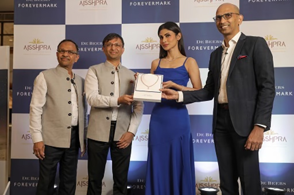 Mouni Roy with Mr. Atul Saraf, Mr. Anoop Saraf and Mr. Amit Pratihari at launch of Forevermark Diamonds at Aisshpra Gems & Jewels flagship store in Gorakhpur