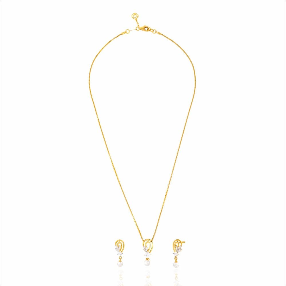 Sophisticated Charm Gold Chain Set