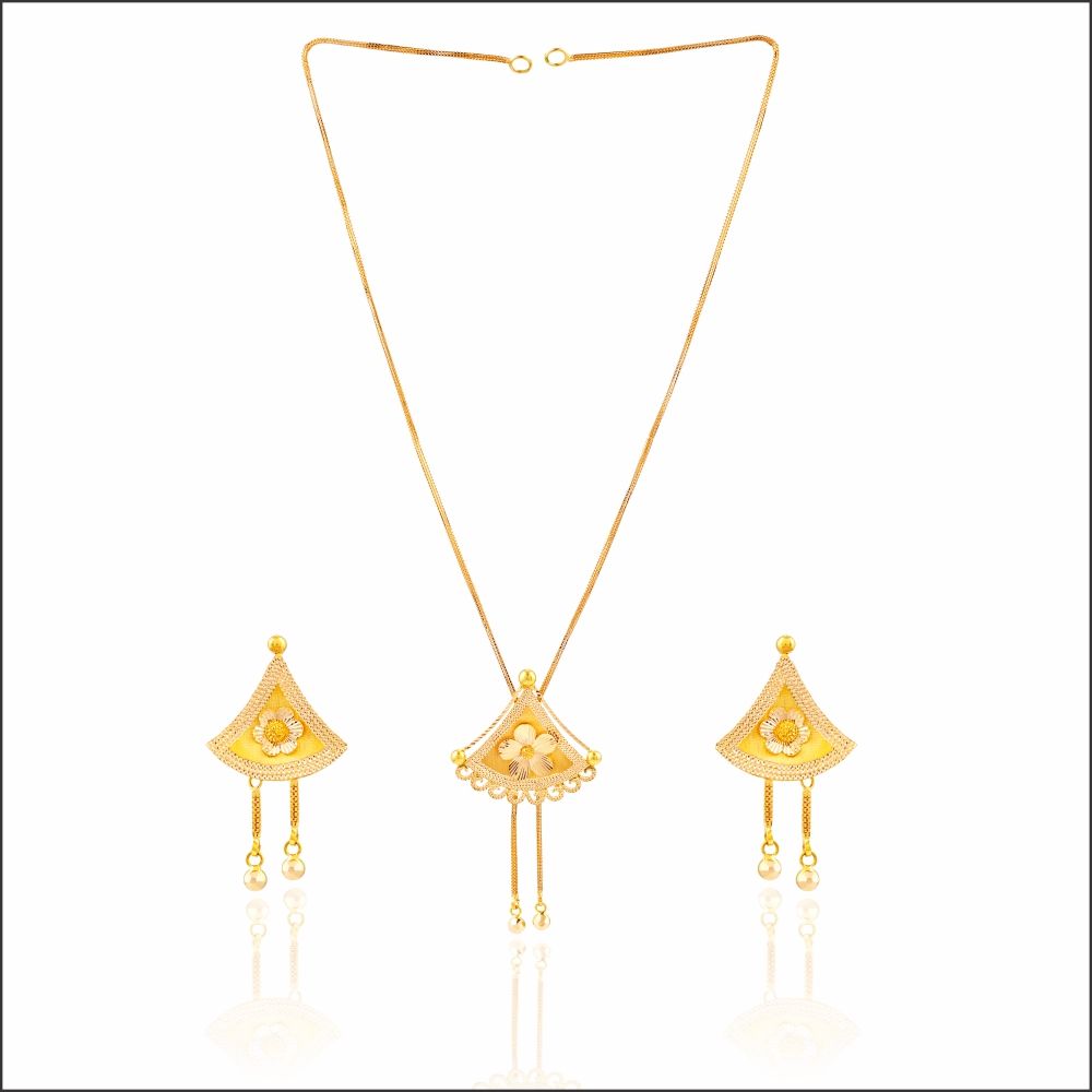 Aisshpra Lightweight Gold Necklace Set in 18 Kt Comes With a Pair of Matching Earrings
