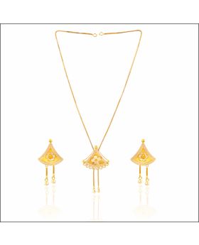 Aisshpra Lightweight Gold Necklace Set in 18 Kt Comes With a Pair of Matching Earrings